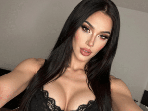 Schwanzmädchen Cams Darstellerin mit langen, schwarzen Haaren.