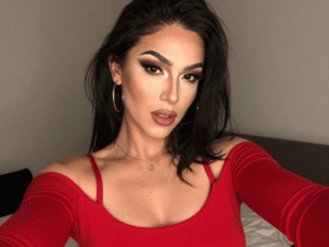 Schwanzmädchen mit rotem Oberteil und Make-up